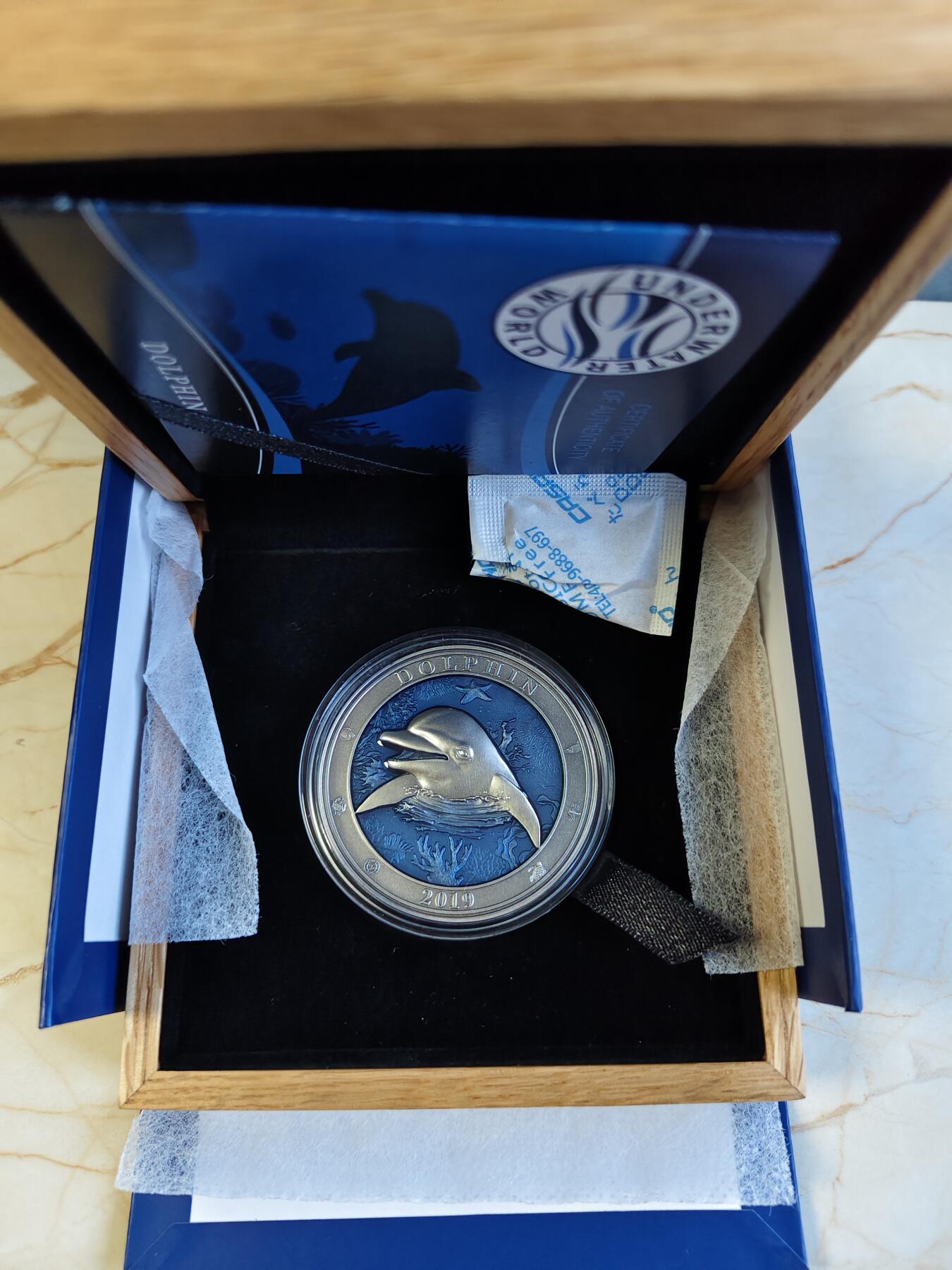 第175期拍卖【长期征集拍品】 巴巴多斯2019海底世界系列3海豚镶透明珐琅银币,999银，发行999枚，3盎司