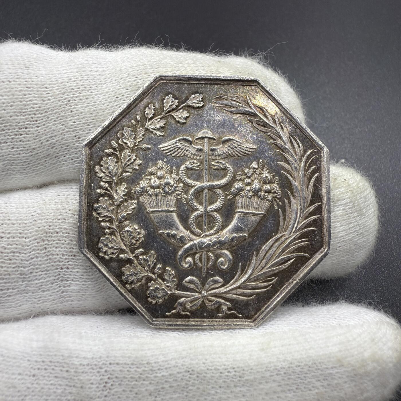 「木头集藏」章牌专场-第61场 1819年法国波尔多银行银章，直径：34mm，边铭：油灯（1832-1841年），少见八角，刻画细致，早期版本！