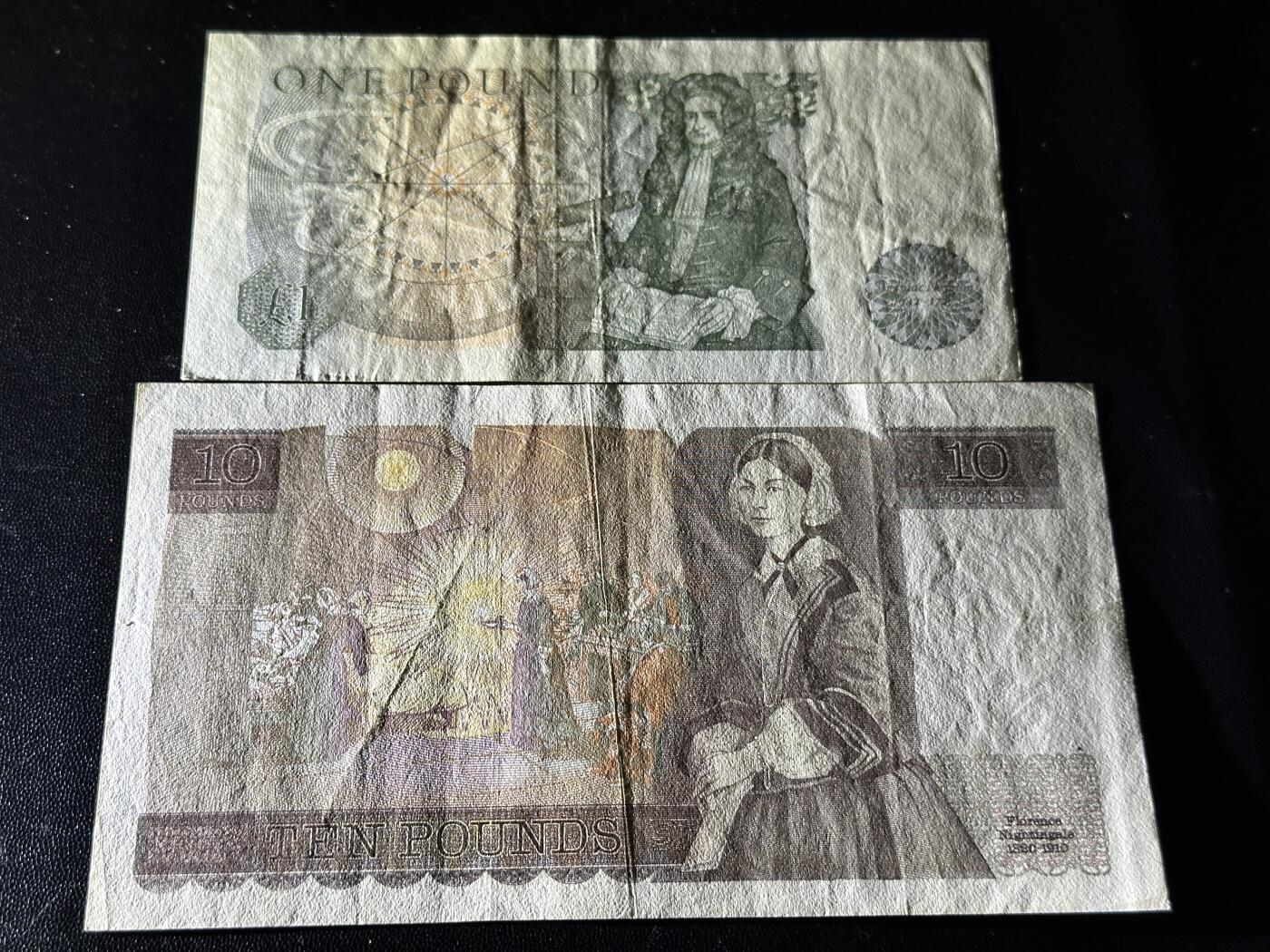 《外钞收藏家》第五百六十六期（本期精选热门裸币、优质评级币）（本平台长期征集拍品、欢迎藏友们联系合作） 英国D序列1和10镑 两张一起 非全新 品相如图
