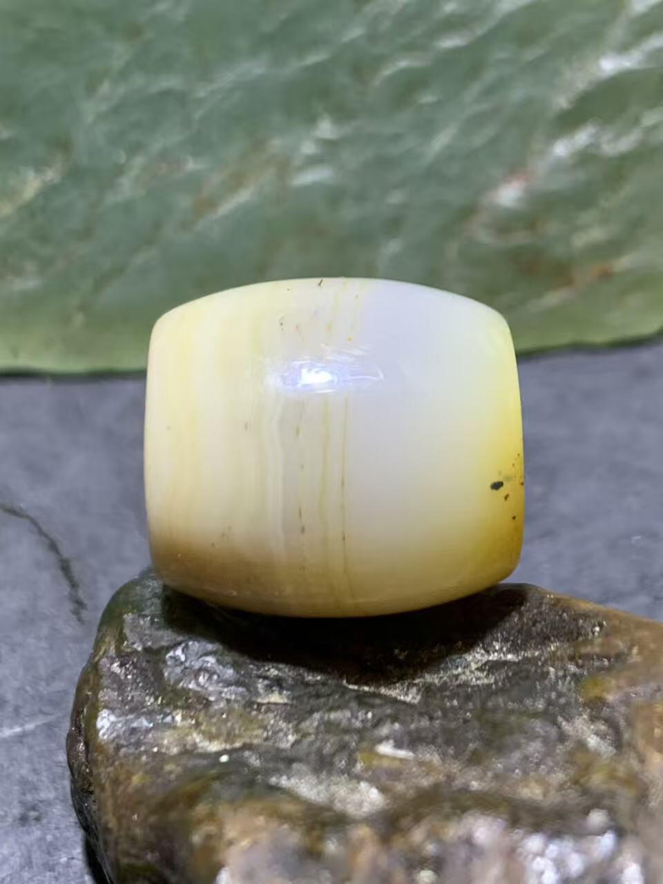精美高玉化缠丝玛瑙佛头三通一套。