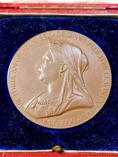 甄臻铺-世界币章拍卖（第33期），送拍享返佣金等优惠多多 1897年英国维多利亚女王登基60周年纪念铜章55mm，原盒