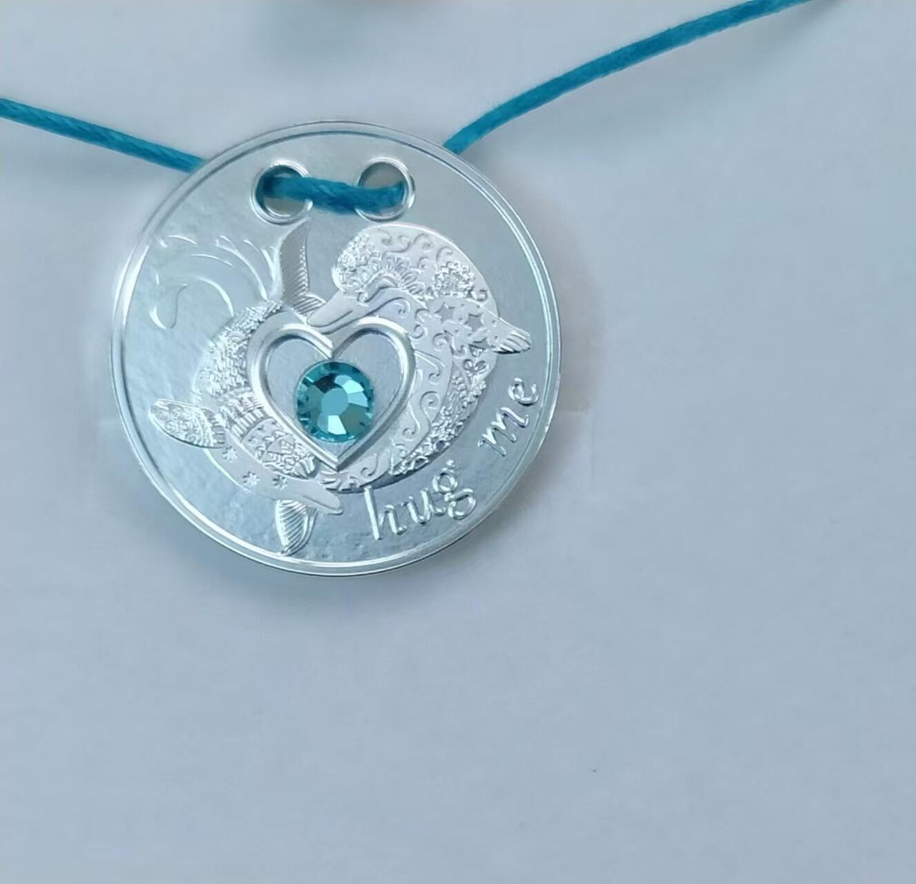 ❤️【币观天下】❤️ 第323期钱币拍卖- 2025.9.12周五晚上6点半场-长期征集拍品 喀麦隆2021年，爱情-“拥抱我(hug me)”-海豚. 镶嵌大颗粒湛蓝色宝石、激光镭射雕花与磨砂、项链吊坠、珠宝级精制银币. 盒证全. 超高颜值，美好寓意爱情. 爱情时尚流行元素. 国外售价142美元