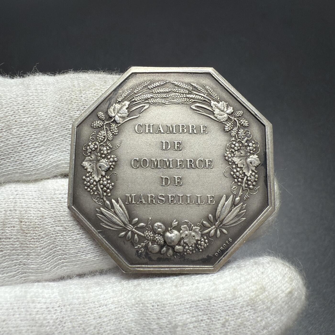「木头集藏」章牌专场-第61场 法国马赛商会八角银章，直径：35 mm，20 g，边铭：丰饶角 1ARGENT，品相很不错！