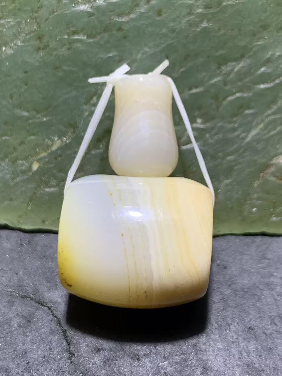 精美高玉化缠丝玛瑙佛头三通一套。