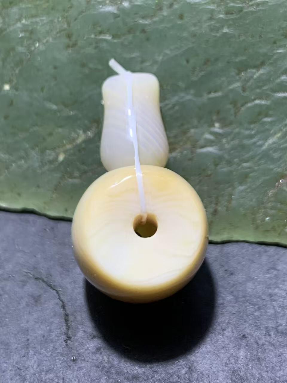 精美高玉化缠丝玛瑙佛头三通一套。