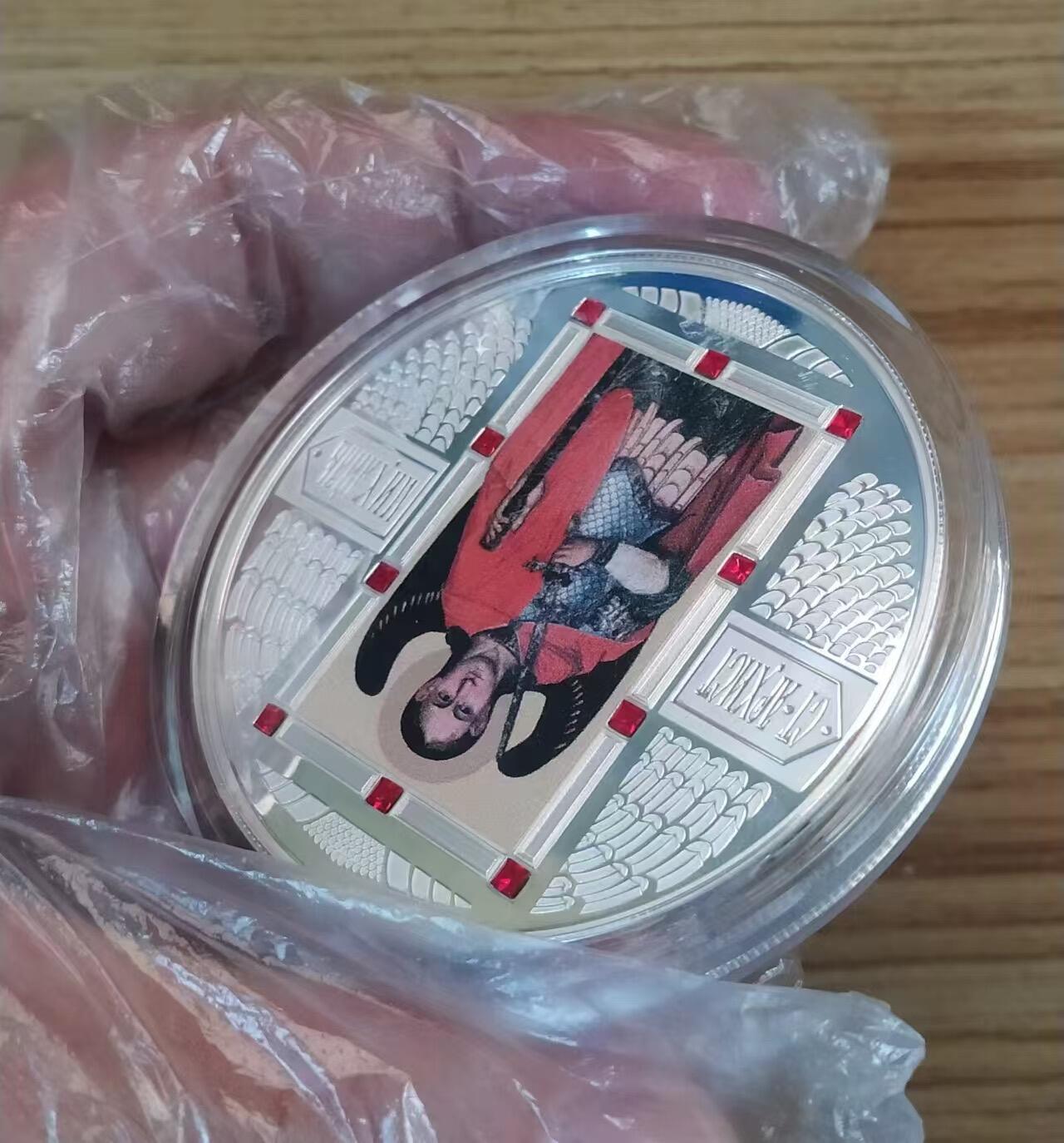 ❤️【币观天下】❤️ 第323期钱币拍卖- 2025.9.12周五晚上6点半场-长期征集拍品 斐济2012 天使之王-米迦勒(迈克尔), 2盎司加大(直径达55mm),镶嵌10颗红宝石彩色银币. 盒证全. 稀少银币. 钢琴漆不锈钢按扣豪华高档包装原盒. (“天使屠龙”就是指 米迦勒屠龙). 之前国外售价478欧元