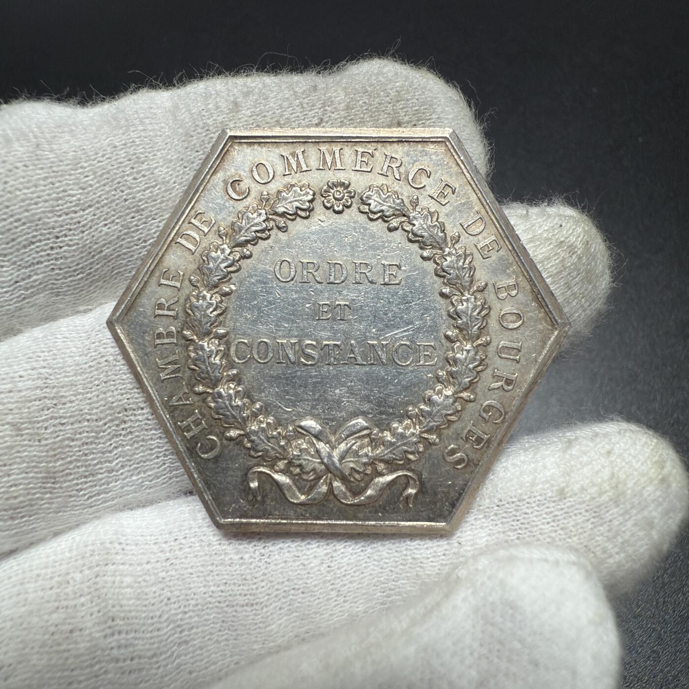 「木头集藏」章牌专场-第61场 法国布尔日商会银章，直径: 36 mm，28.3 g，边铭：丰饶角 ARGENT，正面刻画了布尔日市城市盾徽，少见银章。