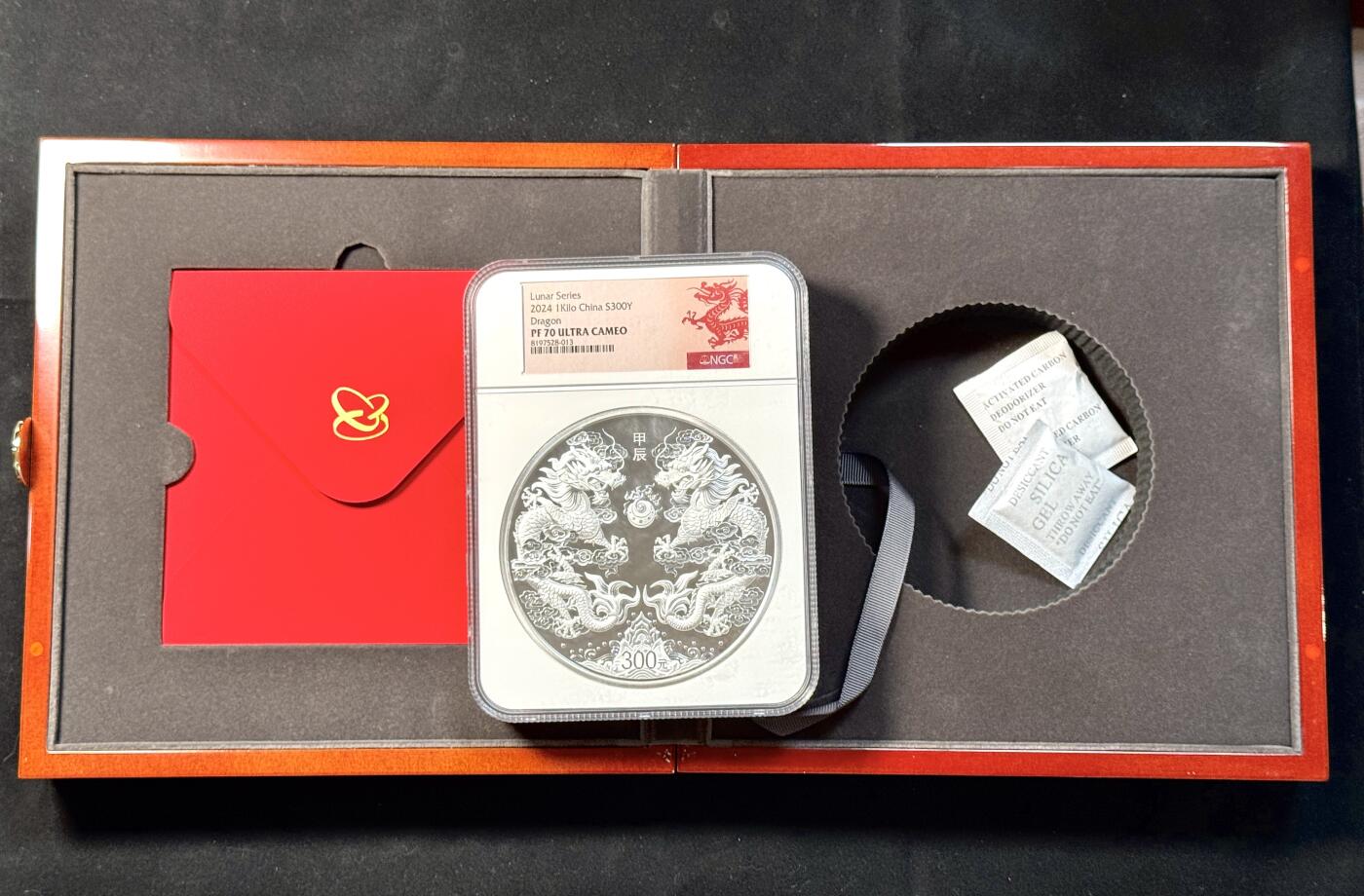 甄臻铺-世界币章拍卖（第33期），送拍享返佣金等优惠多多 NGC-MS70 2024年公斤龙银币300元，双龙戏珠，1公斤银币，盒证全，巨大一个，限量5000枚，裸币发行价12800，69分多见，70分少见