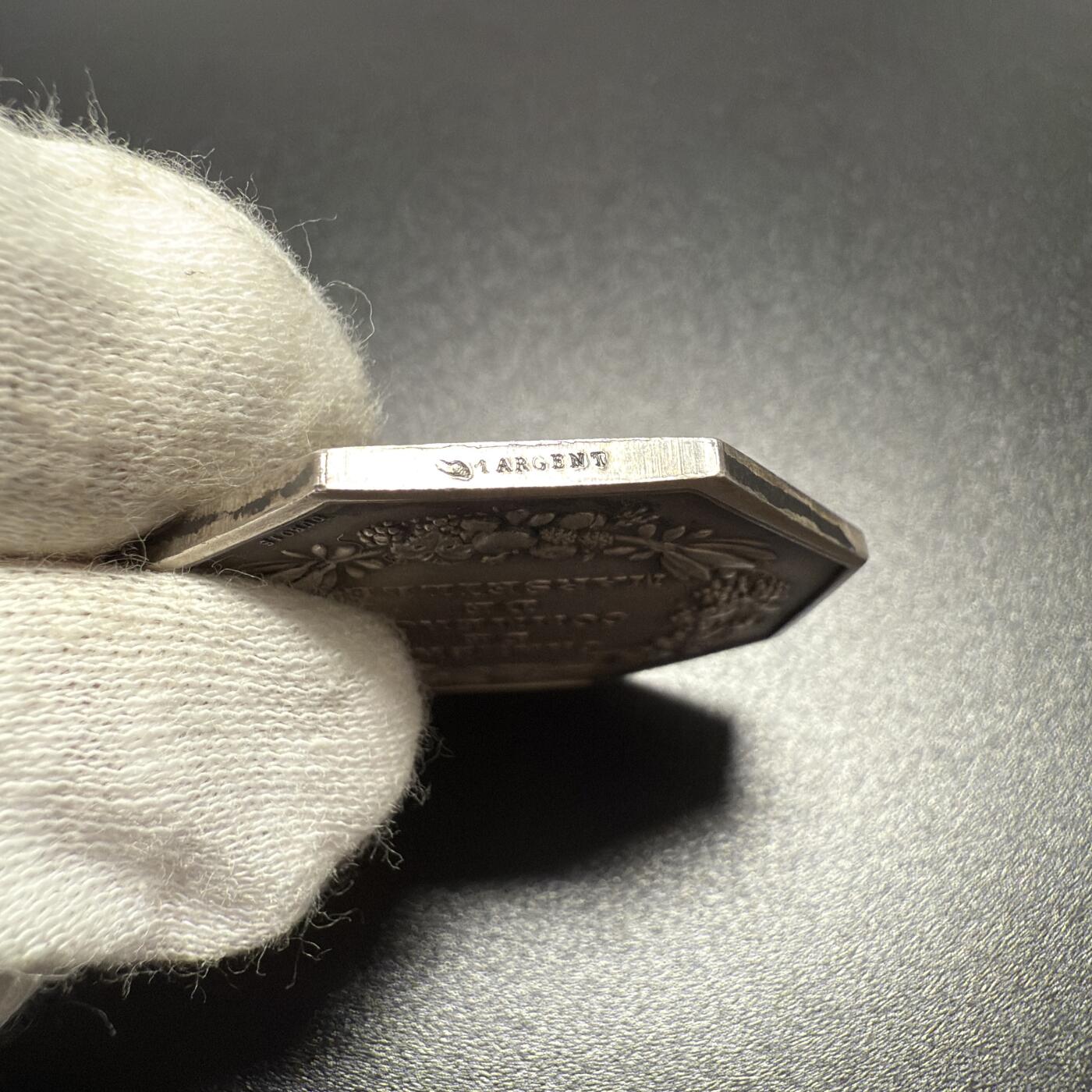 「木头集藏」章牌专场-第61场 法国马赛商会八角银章，直径：35 mm，20 g，边铭：丰饶角 1ARGENT，品相很不错！