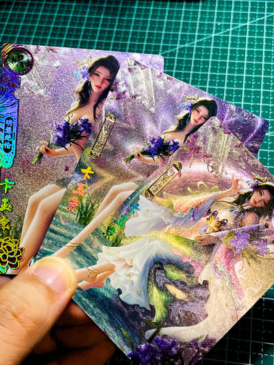 【关注参拍有赠卡】显眼宝31期  9.10日晚9:30截止 逝者如斯夫不舍昼夜 - 卡玩帕克 百花谱  早期 卞玉京 一套三张 粗闪工艺 63*88