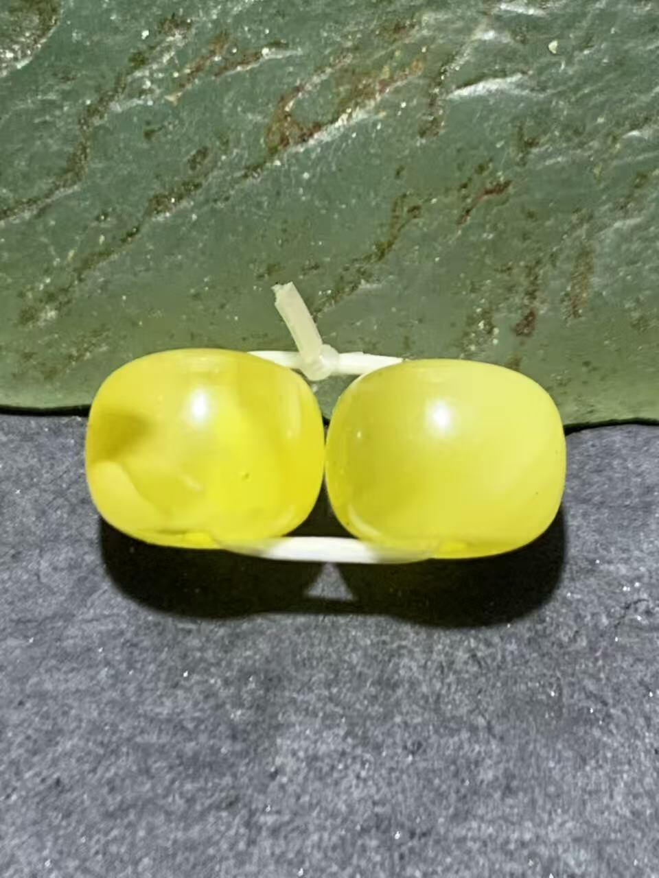 天然乌克兰原矿蜜蜡老形桶珠腰珠两颗！