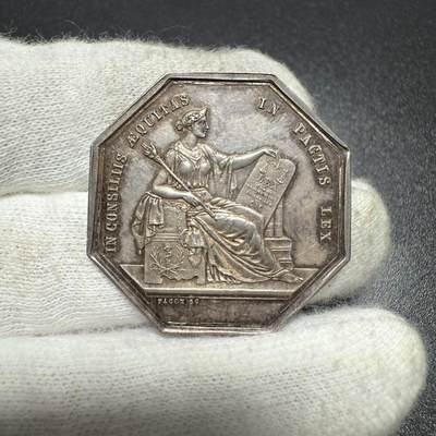 「木头集藏」章牌专场-第61场 - 法国昂热区公证人八角银章，直径：31 mm，11.6 g，边铭：手指 ARGENT，正面刻画权杖、法典等元素，寓意法律的权威与公正，较少见八角，品相不错。