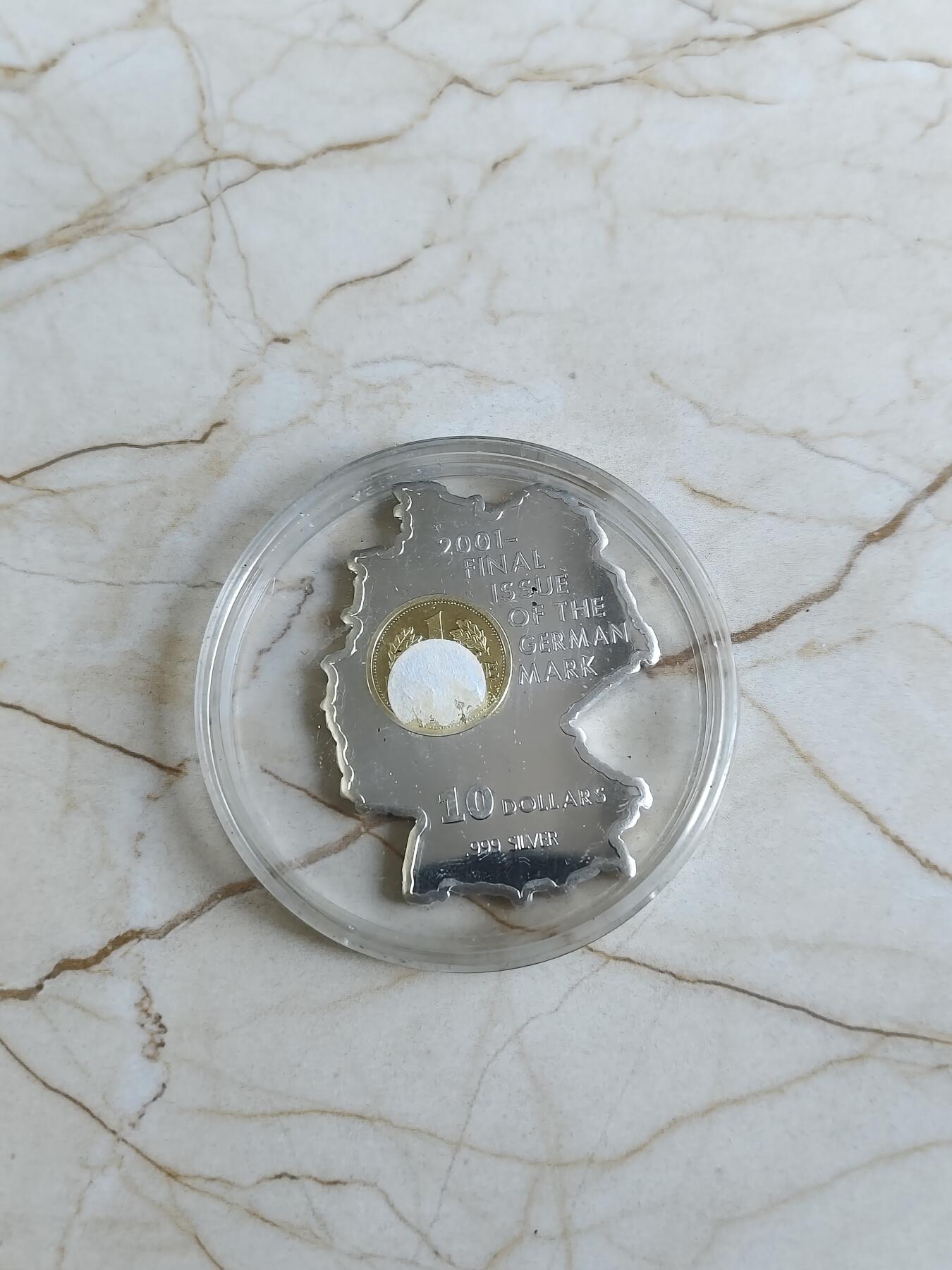 第175期拍卖【长期征集拍品】 瑙鲁2001年最后的1马克地图异形镀金纪念银币，999银镀金，22.22克，45*35毫米，发行2500枚，有氧化