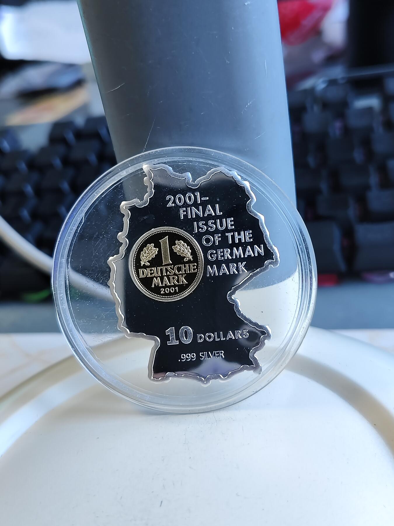 第175期拍卖【长期征集拍品】 瑙鲁2001年最后的1马克地图异形镀金纪念银币，999银镀金，22.22克，45*35毫米，发行2500枚，有氧化