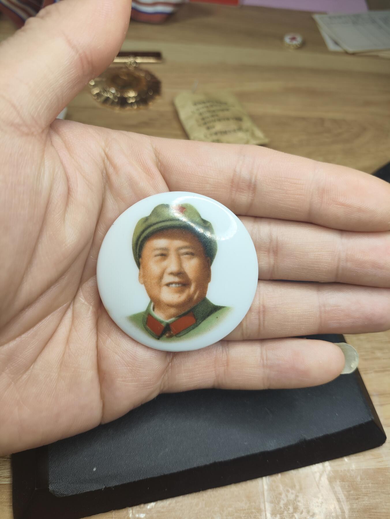 新时代收藏徽章红藏拍卖(第二十六场)  徽章纸品证书杂项 精品毛主席像章 陶瓷军帽正脸像 景德镇出品 釉面完好