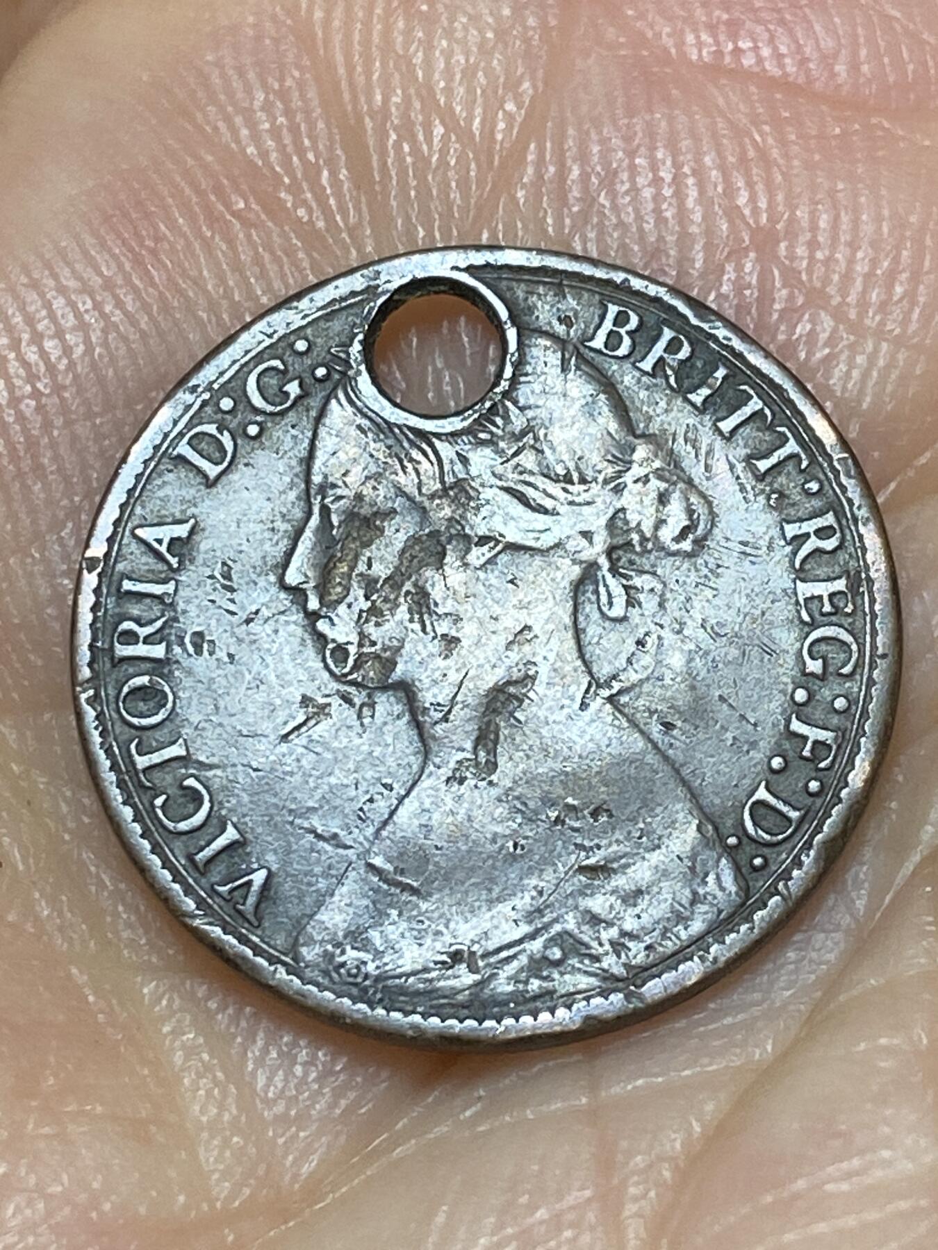 2025年第八十九场(总第一百一十五场）外国好品散币(免佣金) 打孔–英国🇬🇧1867年1法新(维多利亚女王中年，第二版)