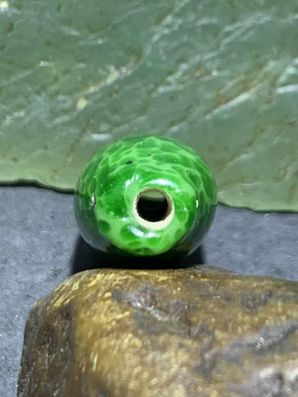 建国前后库存蛙皮琉璃随形桶珠一颗，