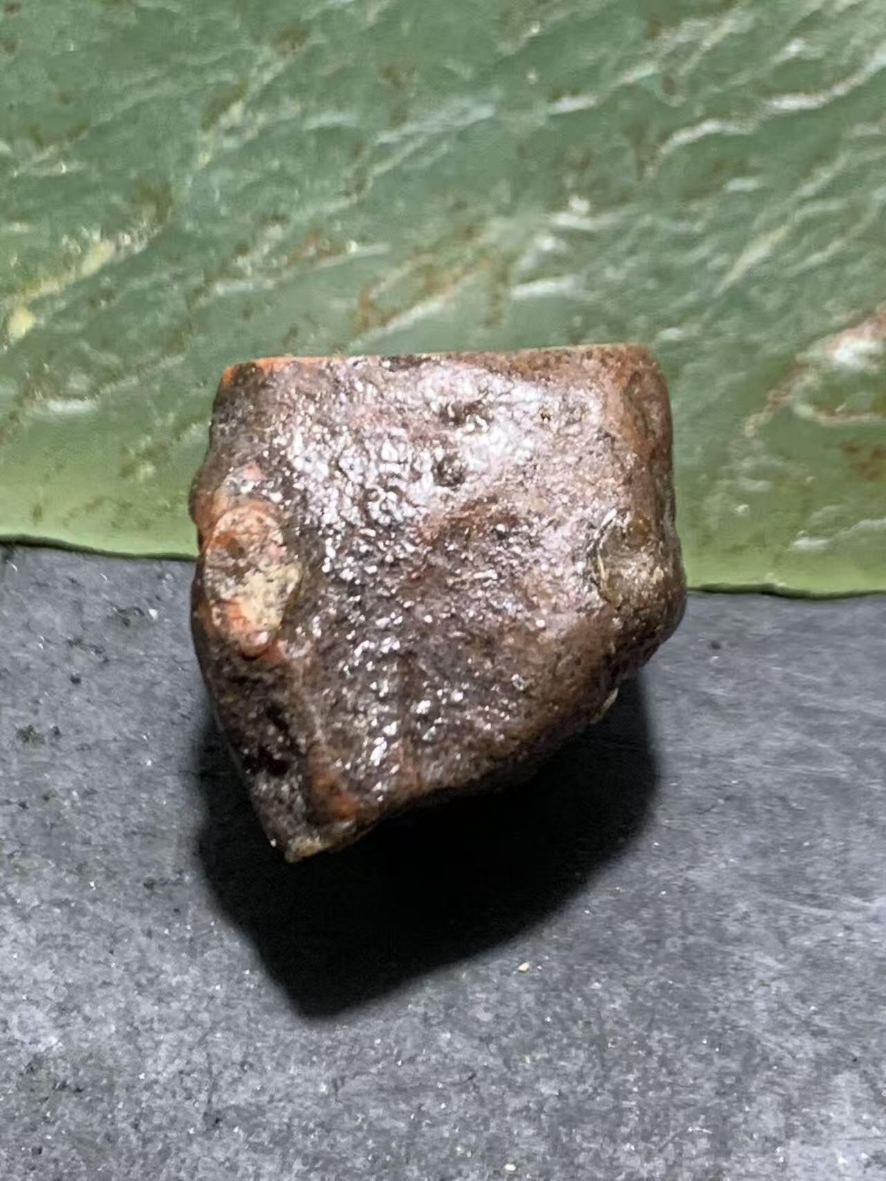 精美铁皮开窗料千层纹南红玛瑙小原石一颗，