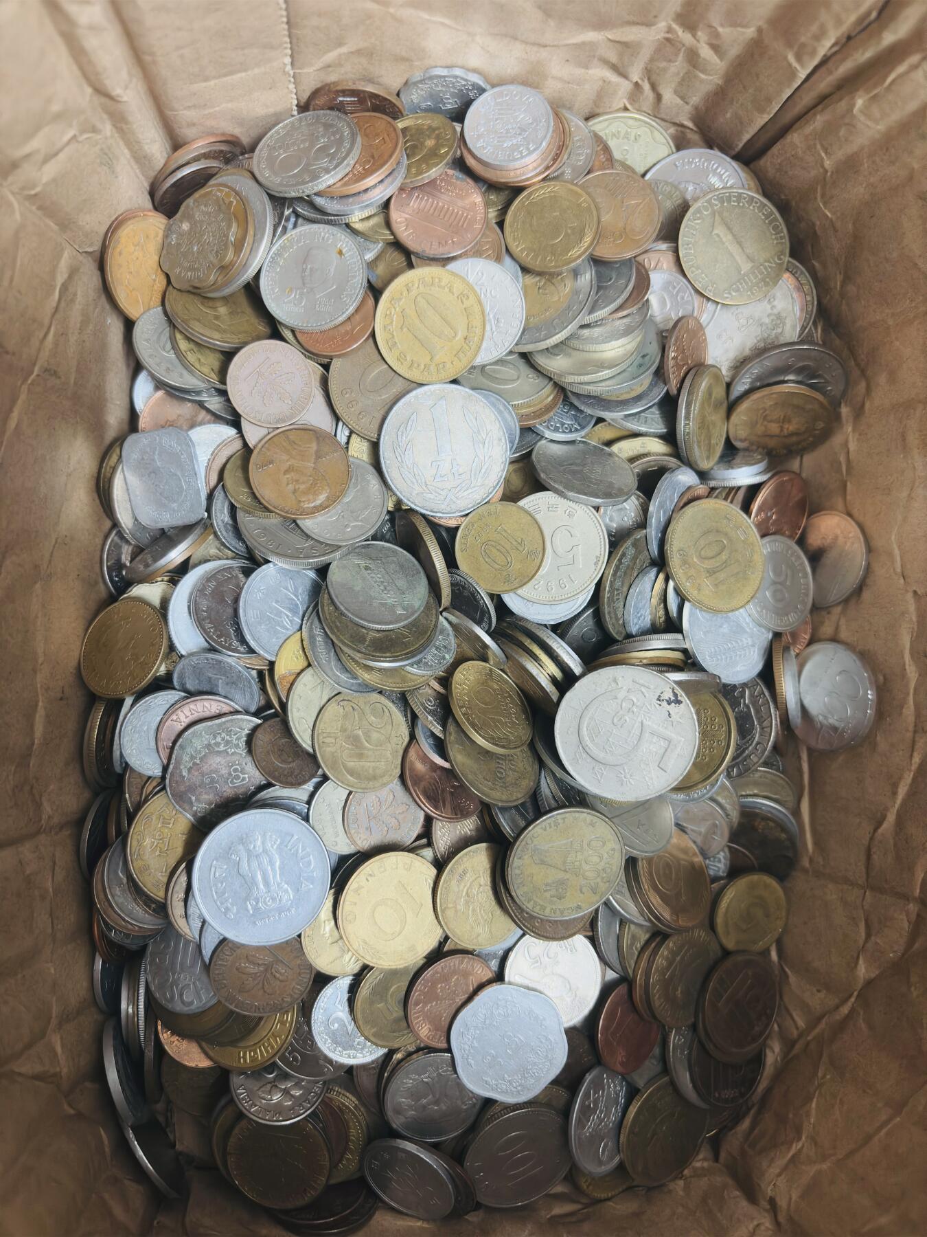 文馨钱币收藏第 271 场， 长期接收代拍品 世界各国硬币 2650 克，只有多没有少，多达几十个国家品种