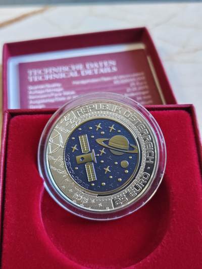 第174期拍卖【长期征集拍品】 - 奥地利2015年宇宙论铌银镶嵌双色纪念币，900银/998铌，10克和7.15克，发行：65000枚，没有外面纸套