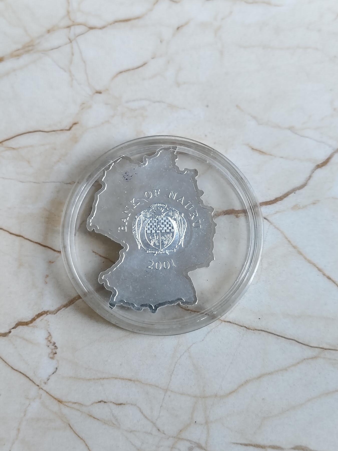 第175期拍卖【长期征集拍品】 瑙鲁2001年最后的1马克地图异形镀金纪念银币，999银镀金，22.22克，45*35毫米，发行2500枚，有氧化