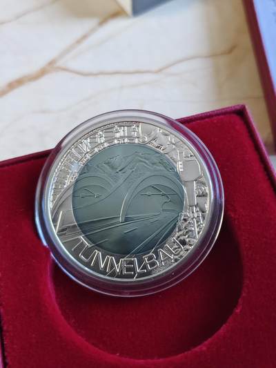 第174期拍卖【长期征集拍品】 - 奥地利2013年隧道建设铌银镶嵌双色纪念币，金属:900银/998铌，重量:10克和7.15克，直径：34毫米，发行：65000枚，有个白斑点