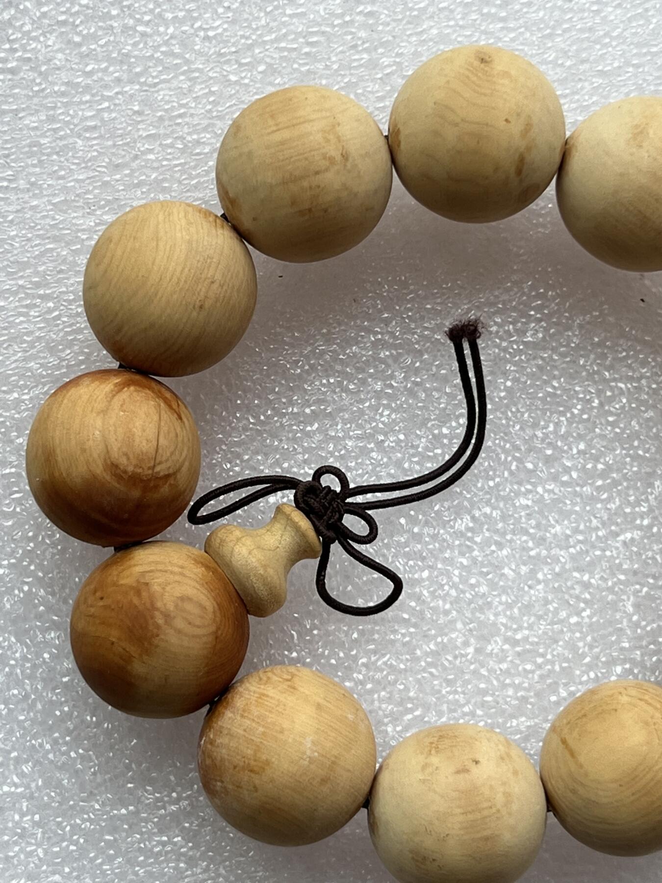 零元拍：崖柏顺纹2.0手串，十年前的存货了，油性极大。