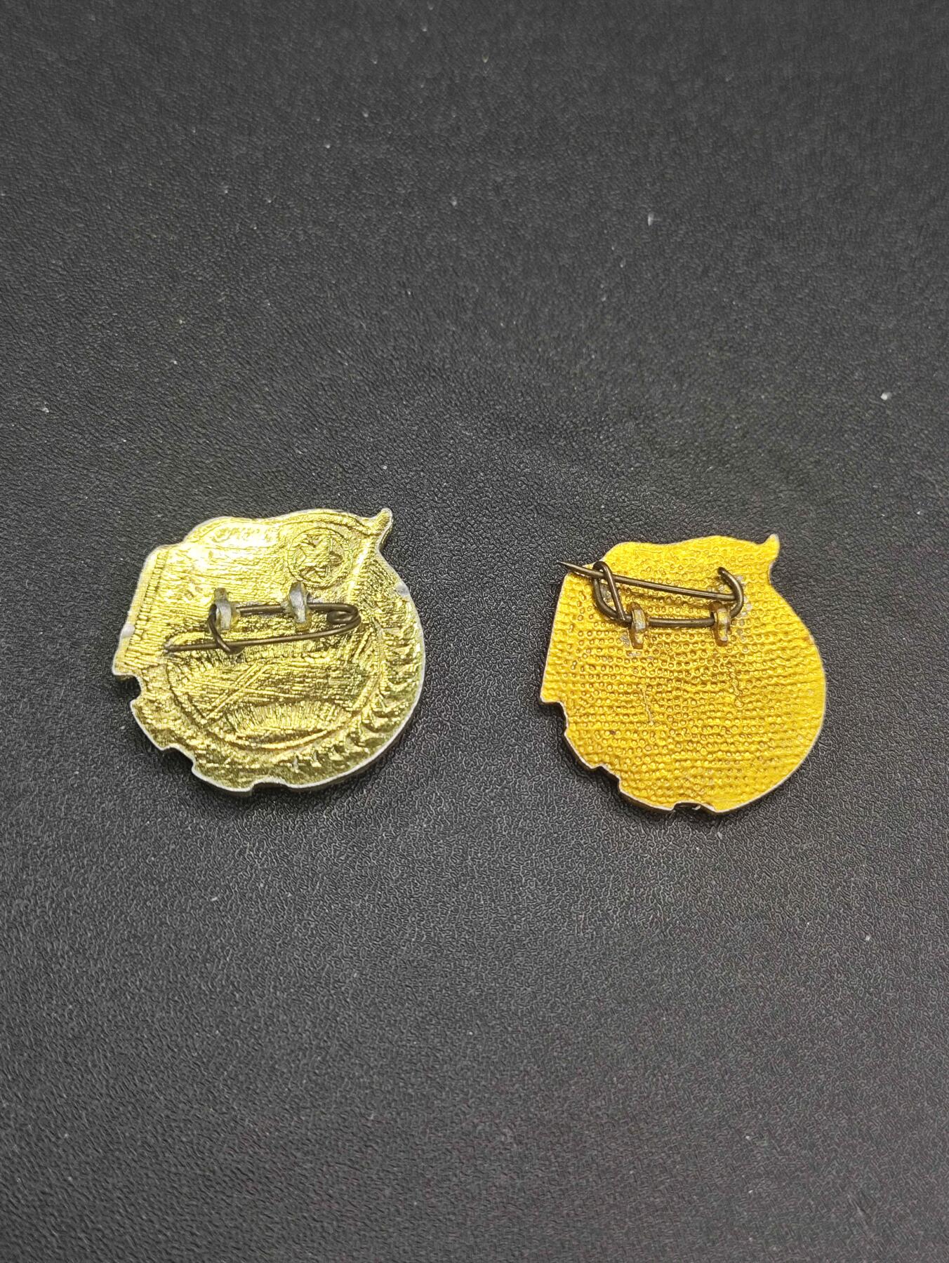 新时代收藏徽章红藏拍卖(第二十六场)  徽章纸品证书杂项 70年代铝版团徽与90年代团徽一组