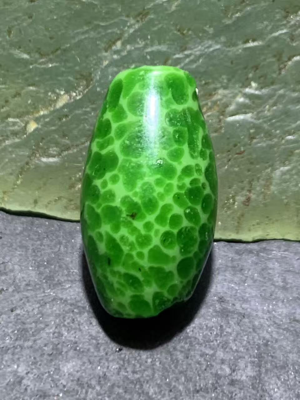 建国前后库存蛙皮琉璃随形桶珠一颗，