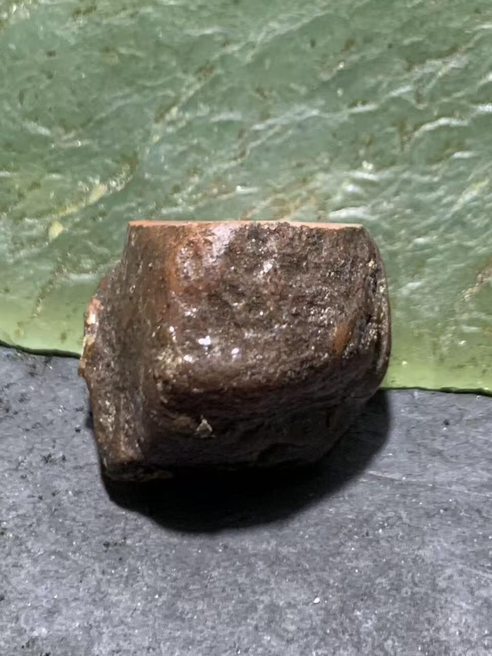 精美铁皮开窗料千层纹南红玛瑙小原石一颗，