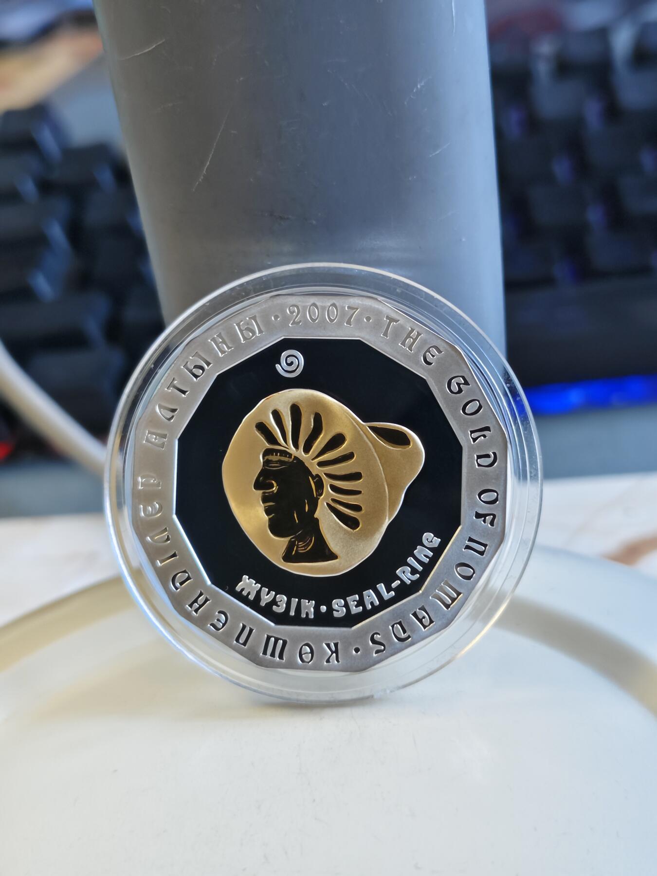第175期拍卖【长期征集拍品】 哈萨克斯坦2007年民俗金饰镀金1盎司多边银币，925银，发行5000枚