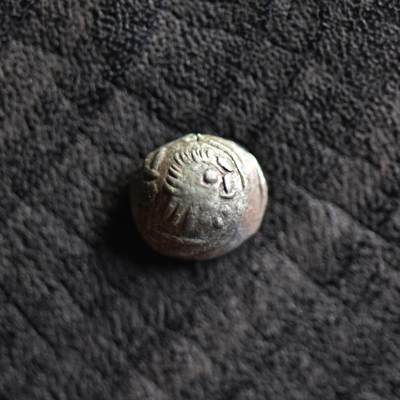 【良泉】【国庆精品场】10月2日晚19.30点开拍！ 222组，西方古代钱币、印章专场 - 公元100-120年【南阿拉伯半岛】萨巴和希木叶尔王国，阿姆丹王【碟形】1/4标准【微型】银币，0.29克