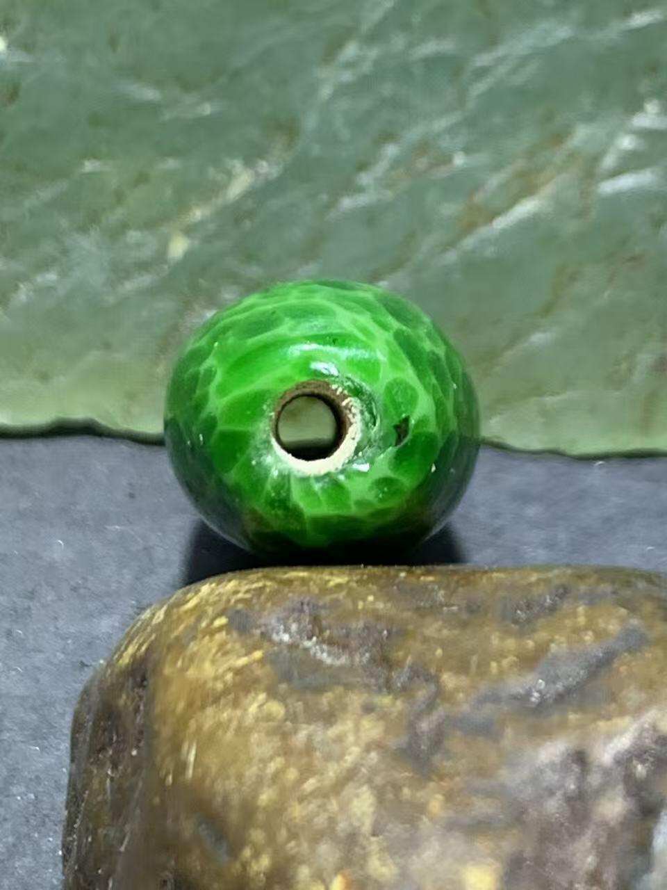 建国前后库存蛙皮琉璃随形桶珠一颗，