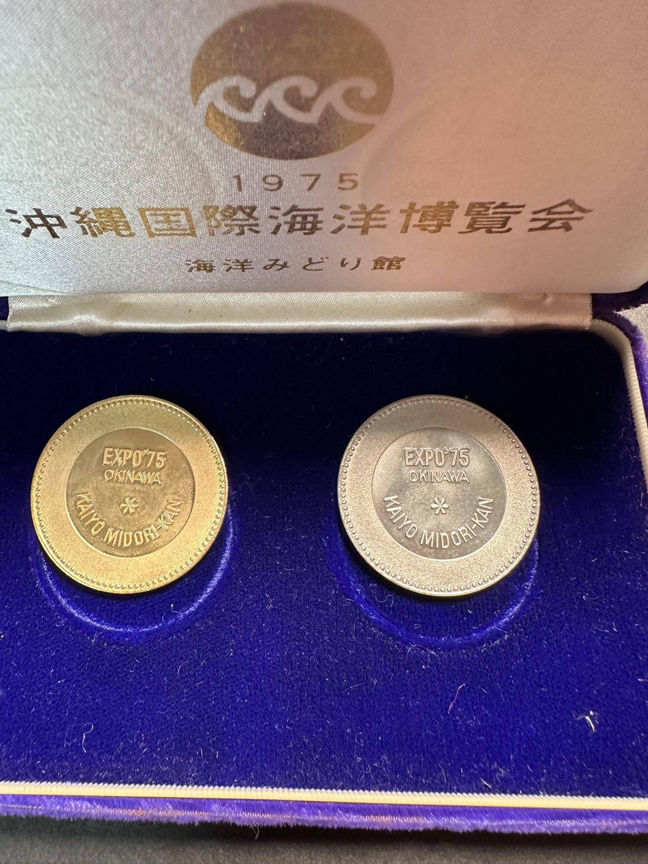 蒂克钱币-第40场 日本徽章 企业章自动拍 日本 冲绳国际海洋博览会 纪念章 两枚 绒布盒