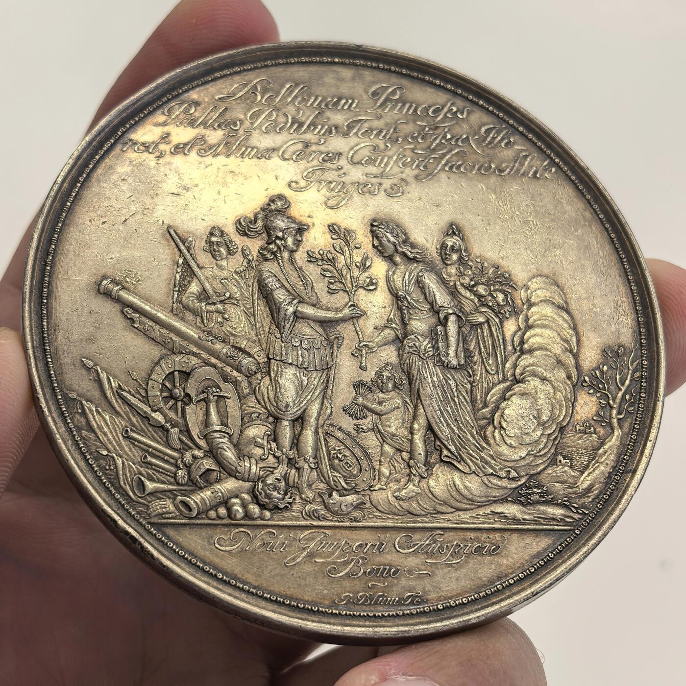 博洋堂世界钱币拍卖第139期（全场包邮） 1707年英国玛丽公主与威廉二世结婚纪念银章，难得的早期大尺寸银章，直径72.5mm，101克。早期银章，好品稀少。