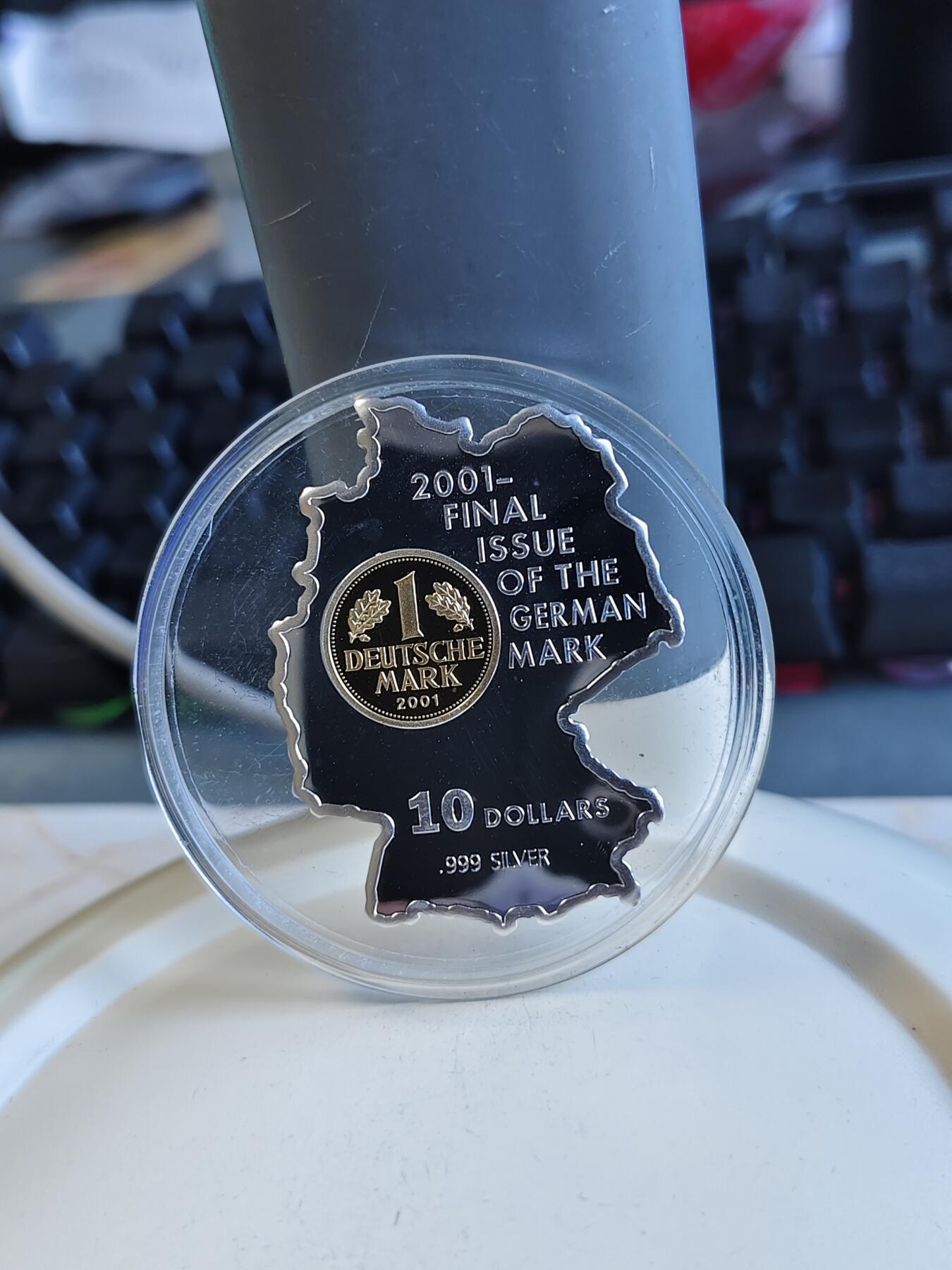 第175期拍卖【长期征集拍品】 瑙鲁2001年最后的1马克地图异形镀金纪念银币，999银镀金，22.22克，45*35毫米，发行2500枚，有氧化