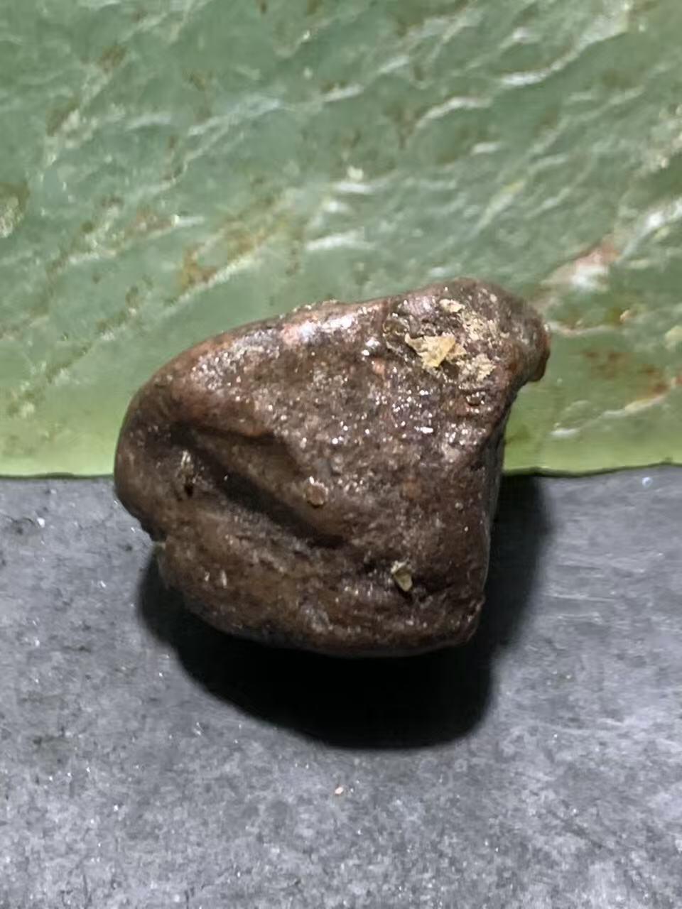 精美铁皮开窗料千层纹南红玛瑙小原石一颗，