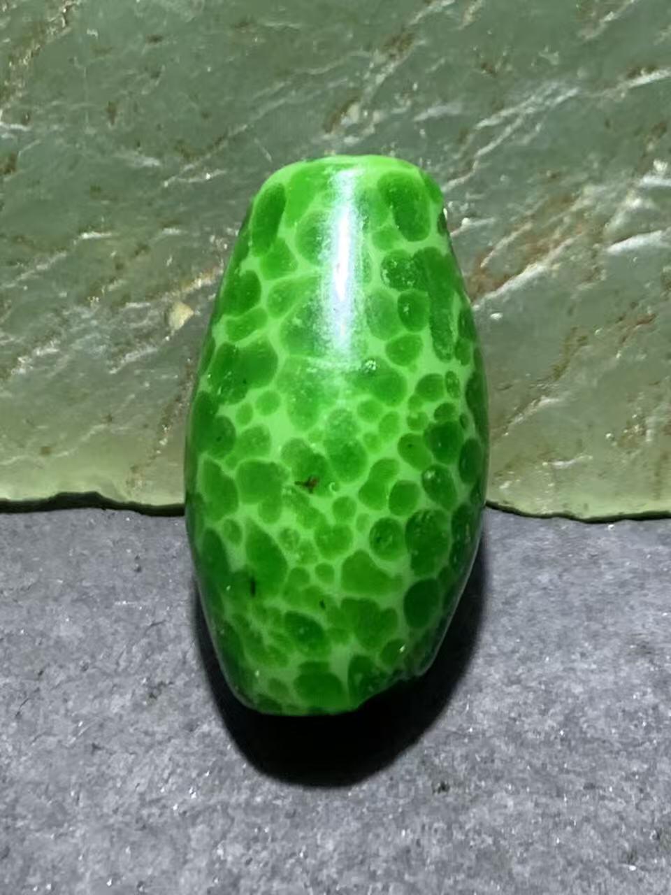 建国前后库存蛙皮琉璃随形桶珠一颗，