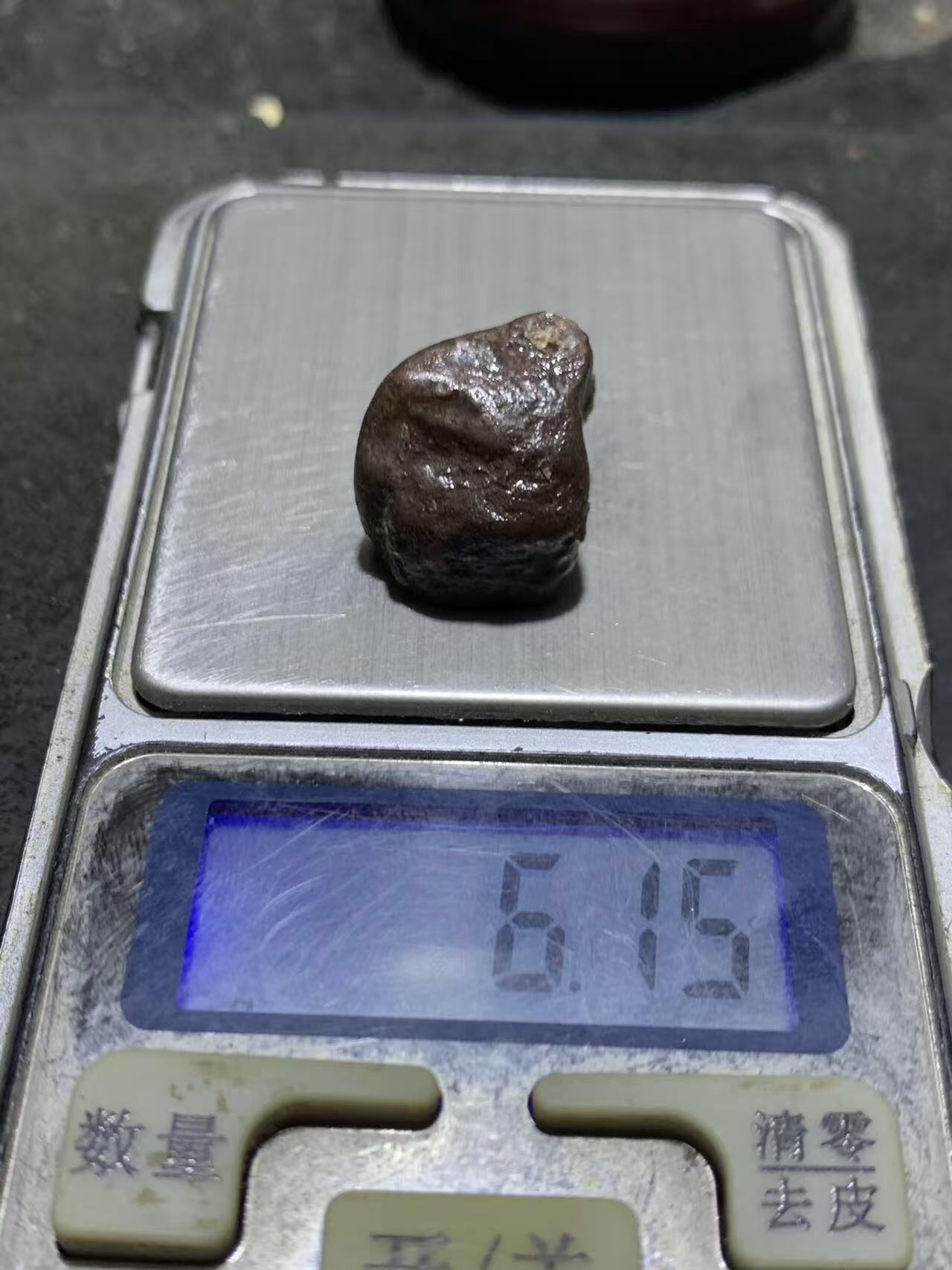 精美铁皮开窗料千层纹南红玛瑙小原石一颗，
