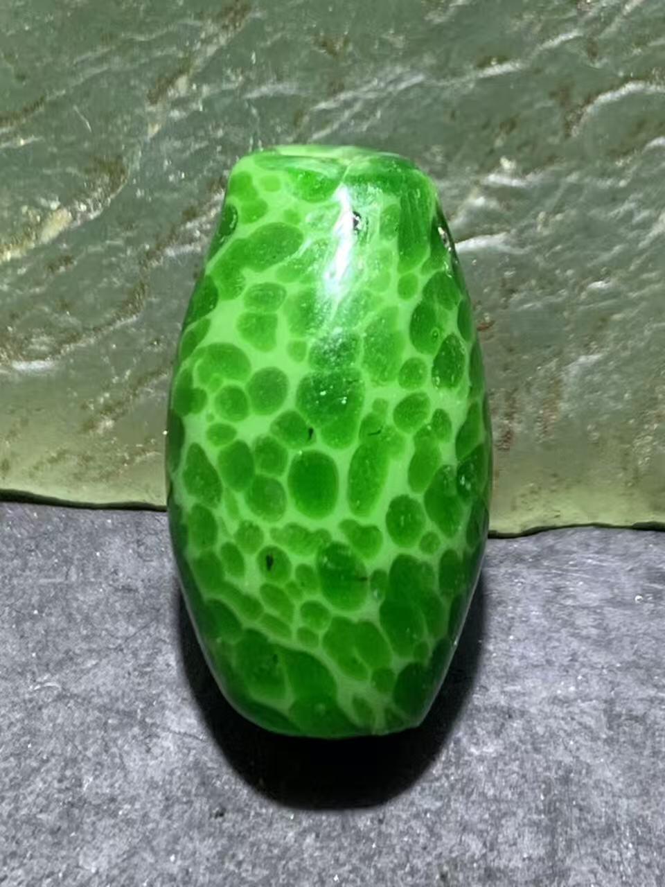 建国前后库存蛙皮琉璃随形桶珠一颗，