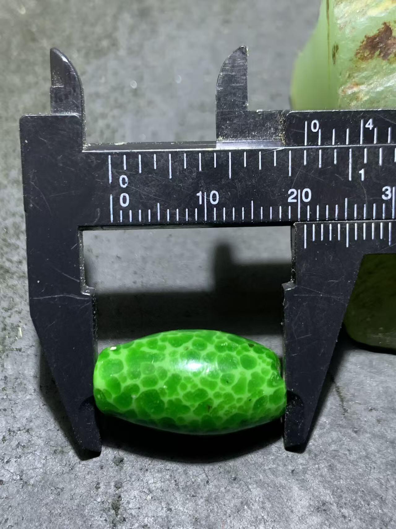 建国前后库存蛙皮琉璃随形桶珠一颗，