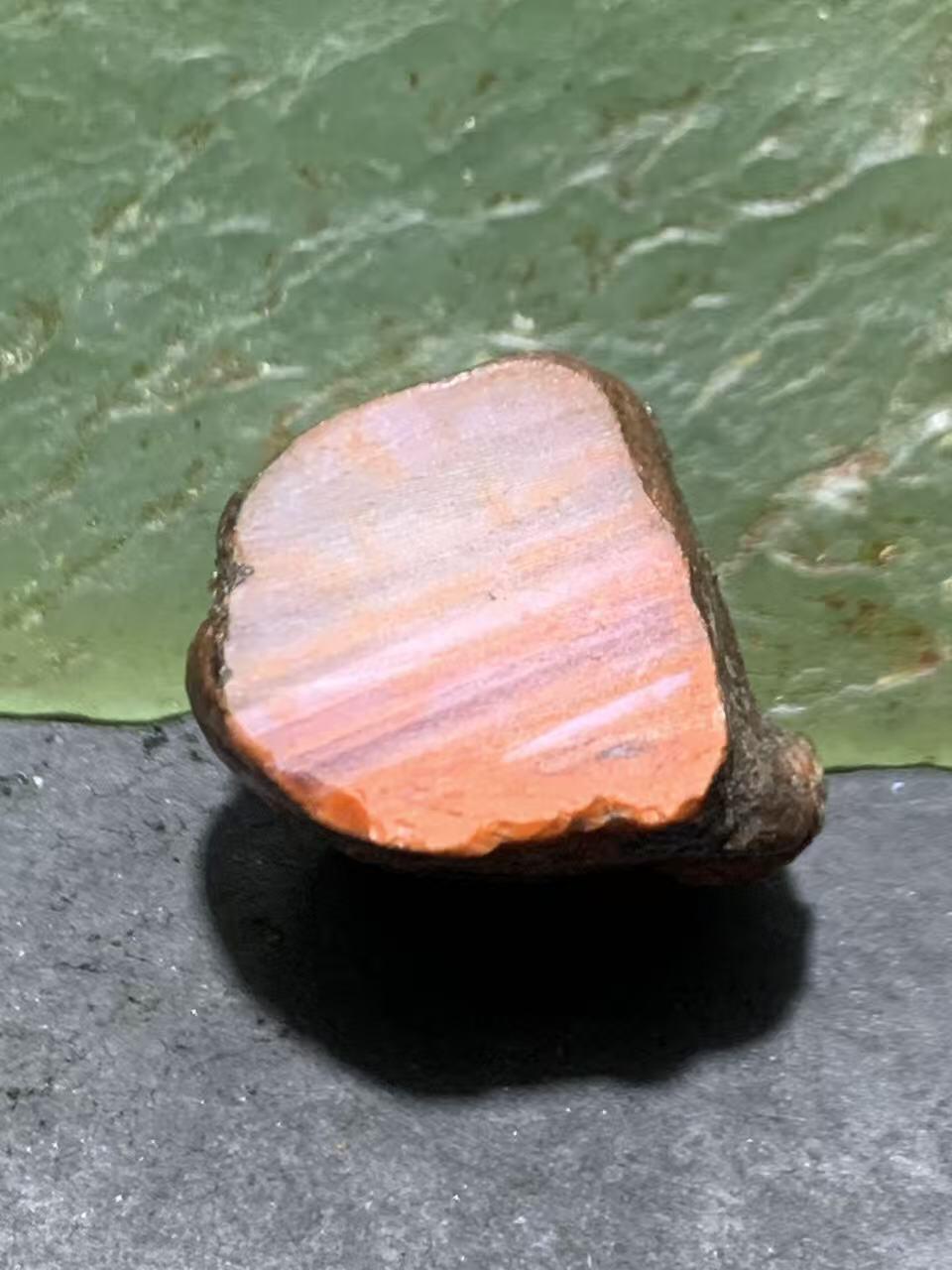 精美铁皮开窗料千层纹南红玛瑙小原石一颗，