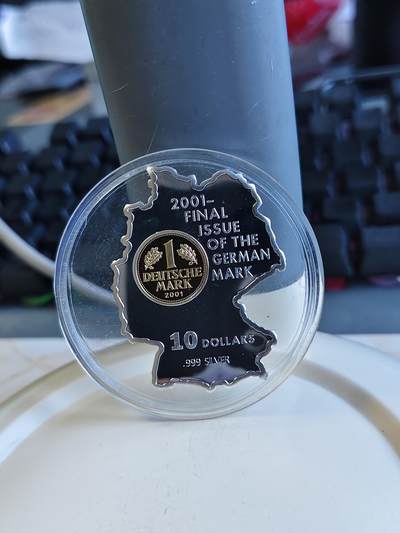 第175期拍卖【长期征集拍品】 - 瑙鲁2001年最后的1马克地图异形镀金纪念银币，999银镀金，22.22克，45*35毫米，发行2500枚，有氧化