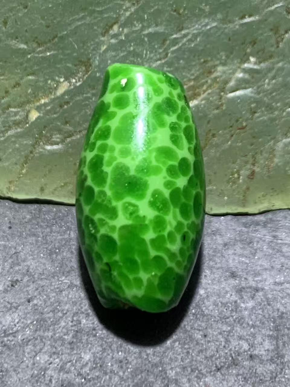 建国前后库存蛙皮琉璃随形桶珠一颗，