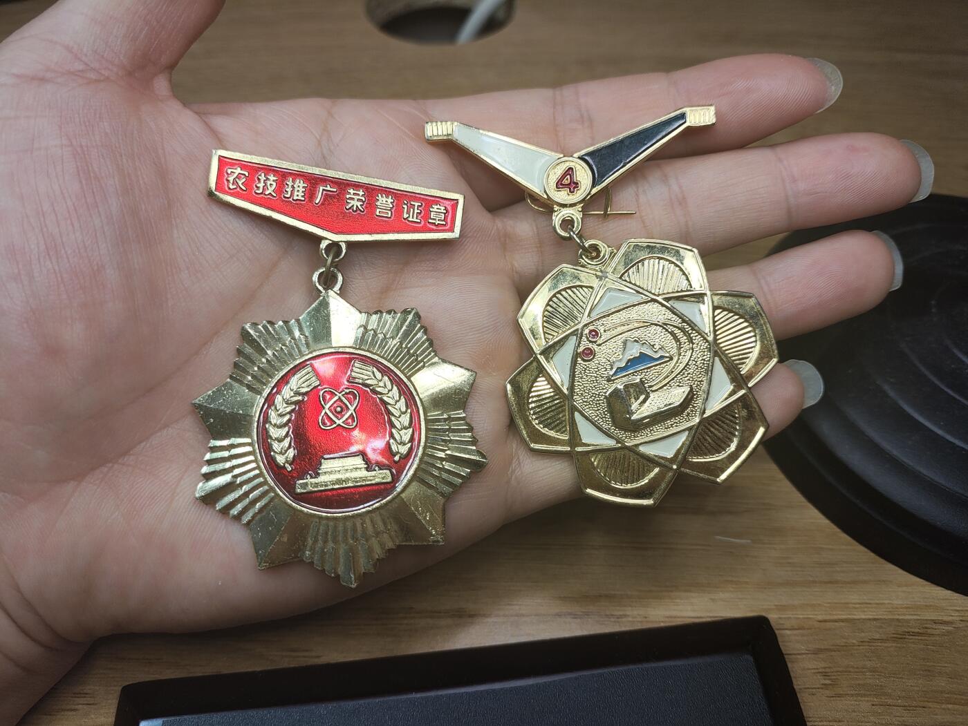新时代收藏徽章红藏拍卖(第二十六场)  徽章纸品证书杂项 自治区气象局老专家樊焕宇同志的奖章和证书一套 荣获农技推广奖章和自治区科技进步4等奖 很少见实发奖章 老专家的科研成果百度可查 90岁高龄依然在研究东西 在八五计划期间科研成果明显荣获先进工作者等事迹 证书一共7本 奖章两枚