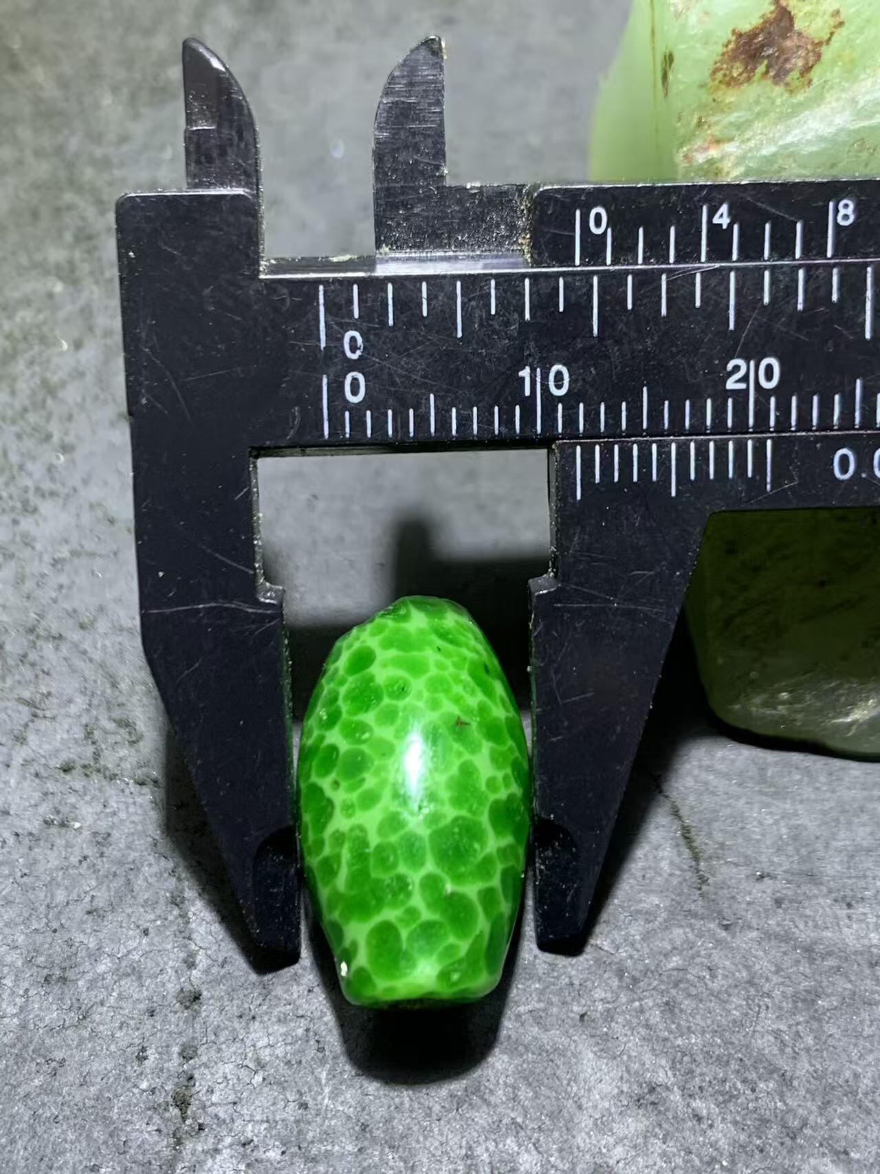 建国前后库存蛙皮琉璃随形桶珠一颗，