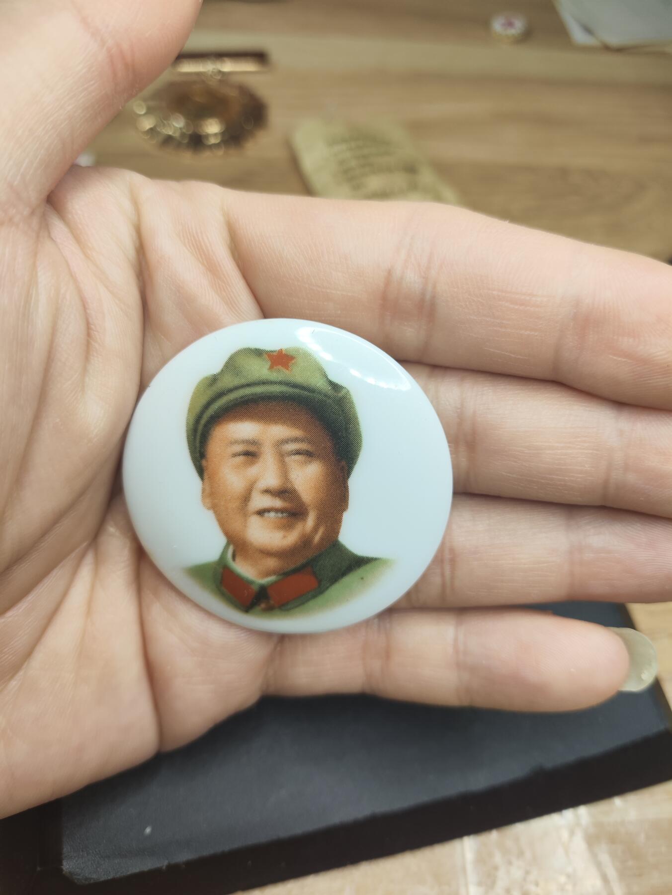 新时代收藏徽章红藏拍卖(第二十六场)  徽章纸品证书杂项 精品毛主席像章 陶瓷军帽正脸像 景德镇出品 釉面完好