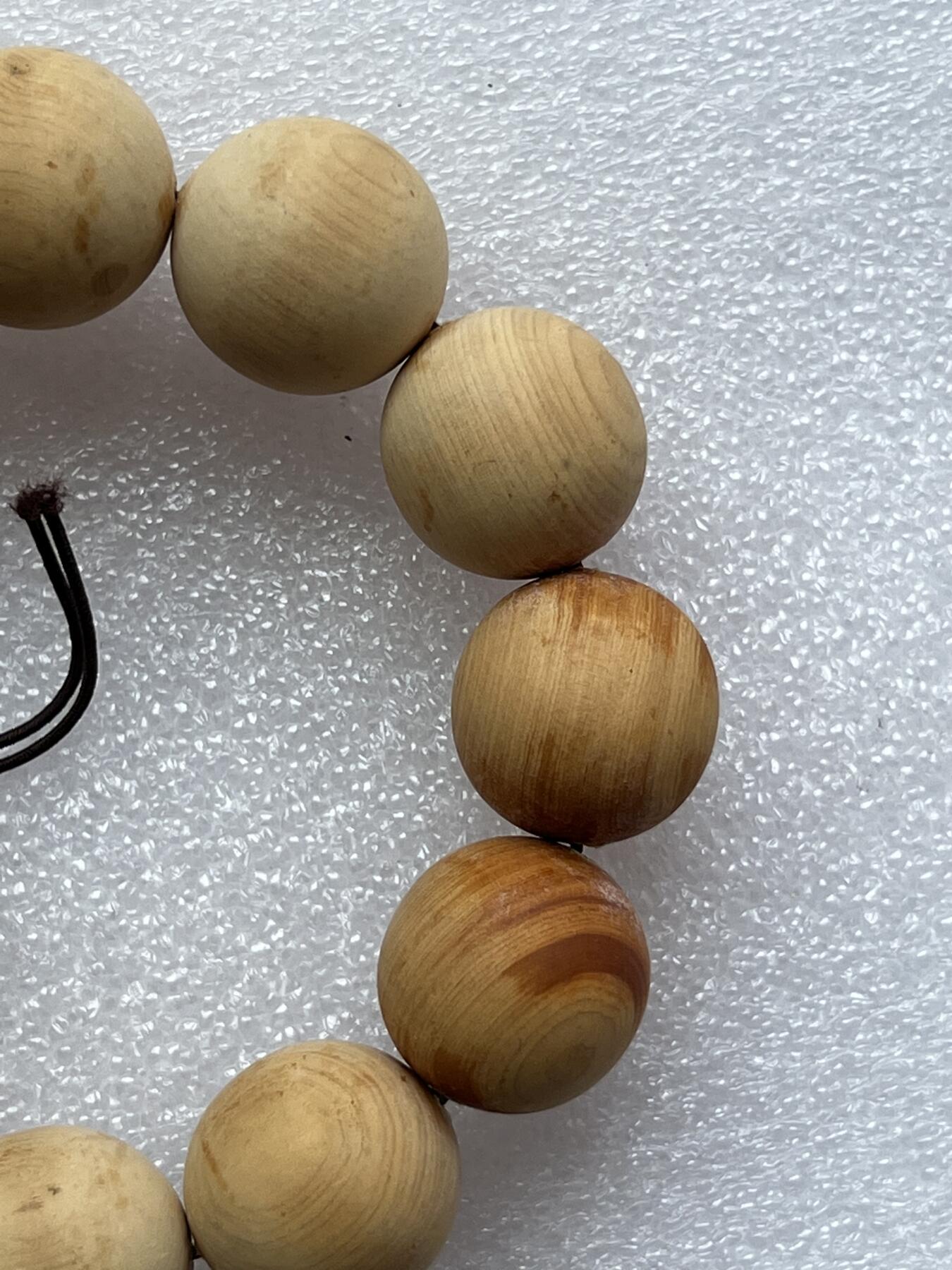 零元拍：崖柏顺纹2.0手串，十年前的存货了，油性极大。