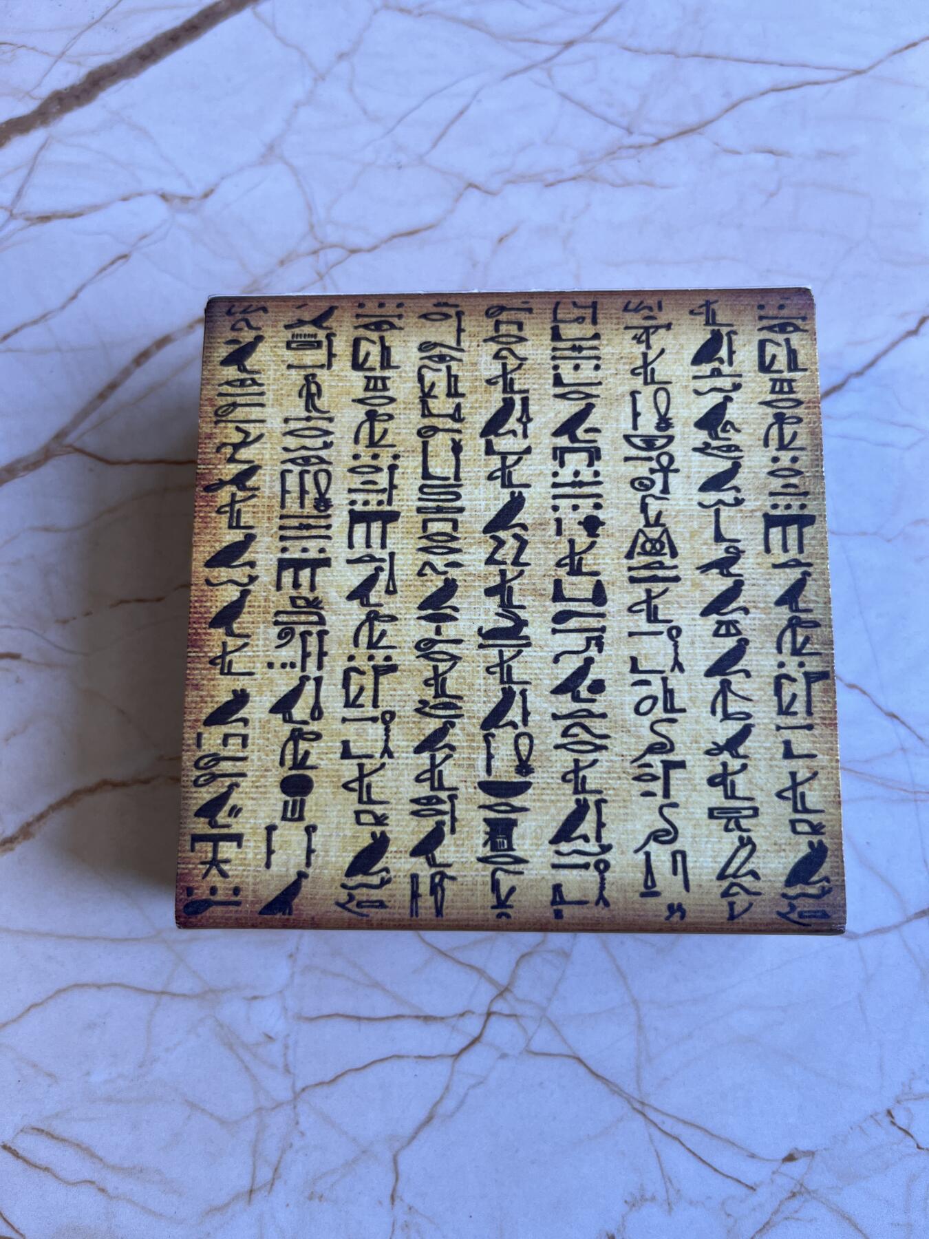 第175期拍卖【长期征集拍品】 纽埃2016年古埃及圣甲虫系列镶嵌琥珀纪念银币，999银，17.5克，发行500枚