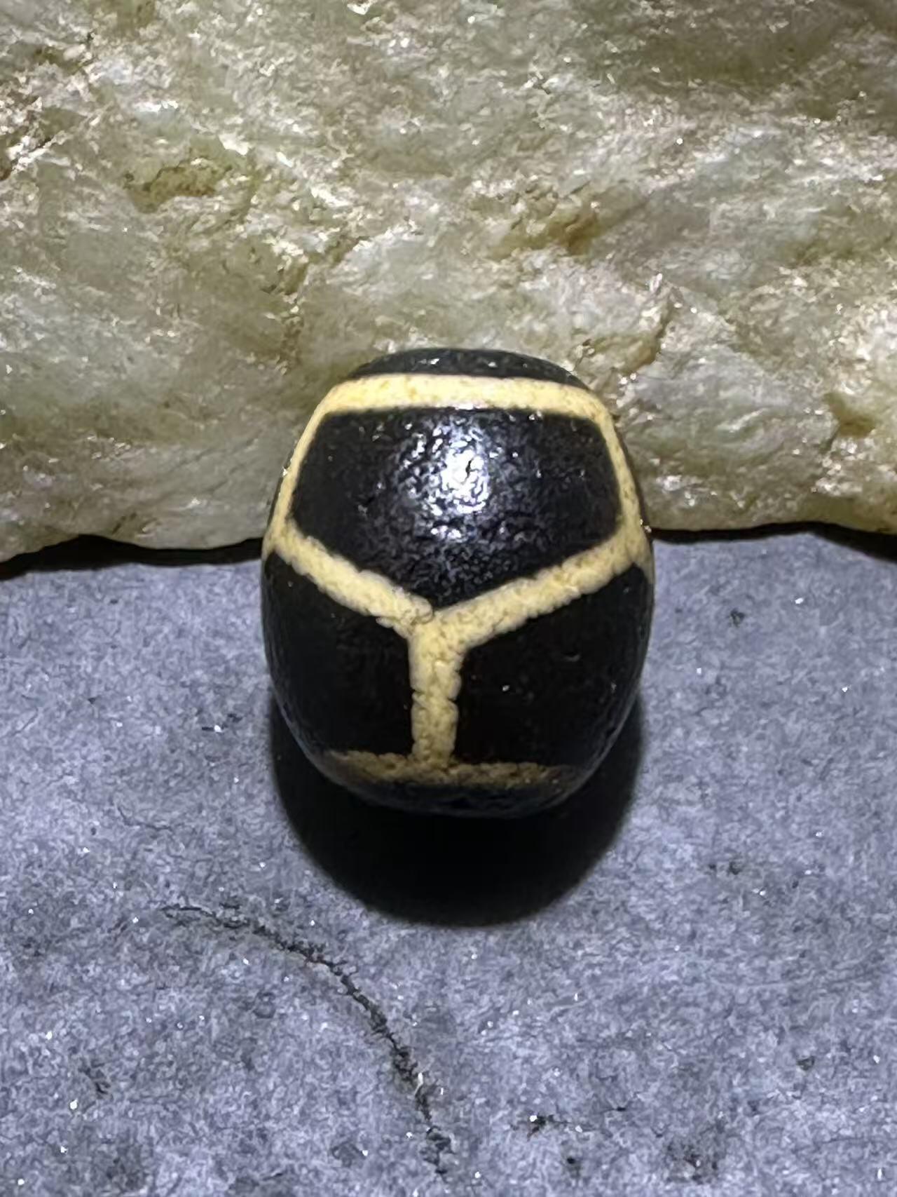 仅此一颗，精品藏传龟甲玛瑙天珠一颗。